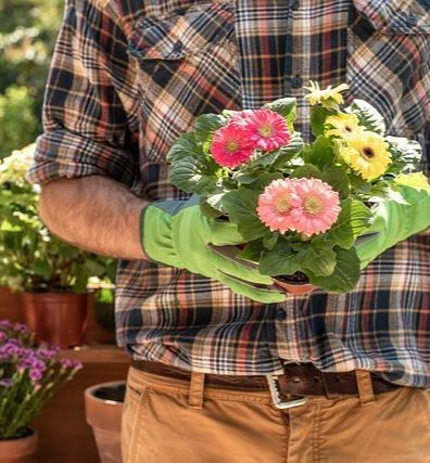 hombre con flores en la mano
